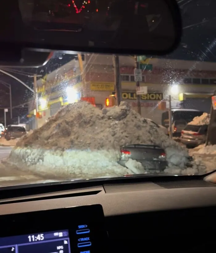 26 Funny Pics Of “Parking Lot Snow Wars”
