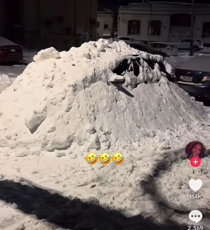 26 Funny Pics Of “Parking Lot Snow Wars”
