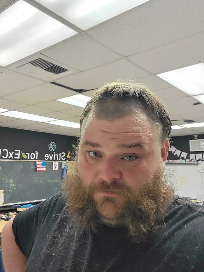 Dejé que mis graduados de octavo me corten el pelo cada año cuando se graduan. Este año me dieron el look Van Buren completo.