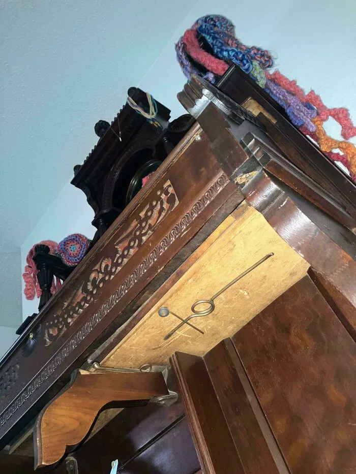 Vista ascendente de un reloj de madera antiguo. La imagen muestra herramientas geniales que simplifican la vida.