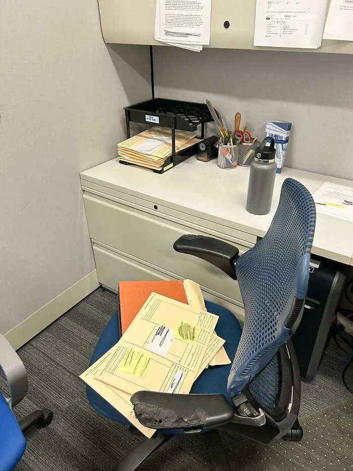 Todos los días mi jefe me pone montones de trabajo en la silla cuando literalmente tengo una bandeja para las tareas pendientes ahí mismo
