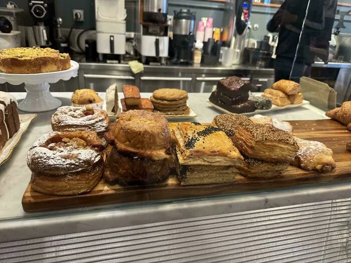 Cafeterías que no etiquetan los pasteles, así que cada persona en la larga fila tiene que preguntar qué tienen dentro. Se supone que somos una sociedad avanzada.