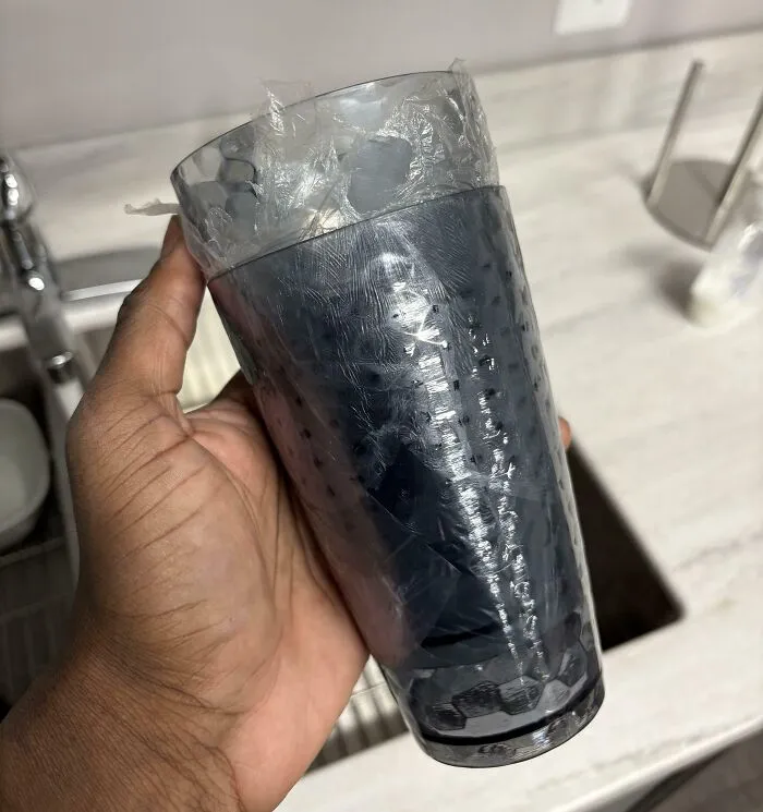 Mi compañero de trabajo perezoso se niega activamente a lavar los vasos, los apila con papel film en su lugar, y ahora están todos atascados, y tenemos la mitad de los vasos que se supone que debemos tener.