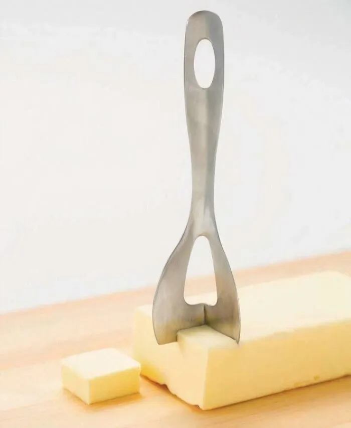 Una herramienta geniales e inusuales cortando mantequilla en porciones perfectas.