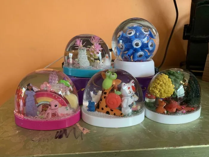 Estoy cogiendo todos los objetos de plástico pequeños que tengo por casa y los estoy convirtiendo en bolas de nieve.