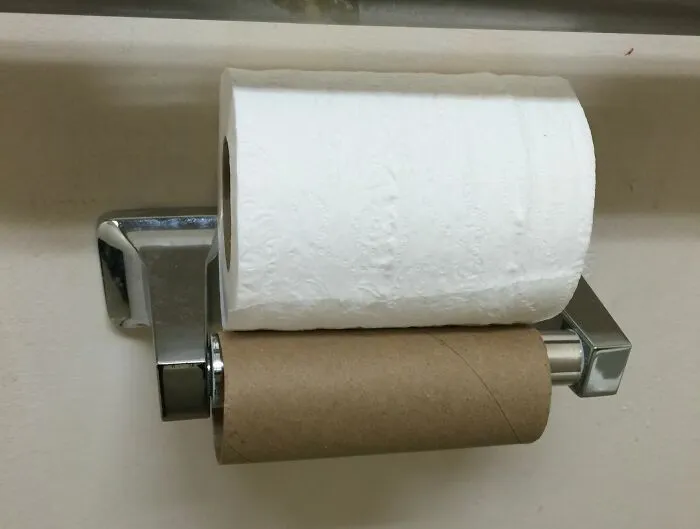 Los compañeros de trabajo son demasiado perezosos para cambiar el rollo de papel higiénico, así que simplemente ponen el nuevo encima del viejo y vacío.