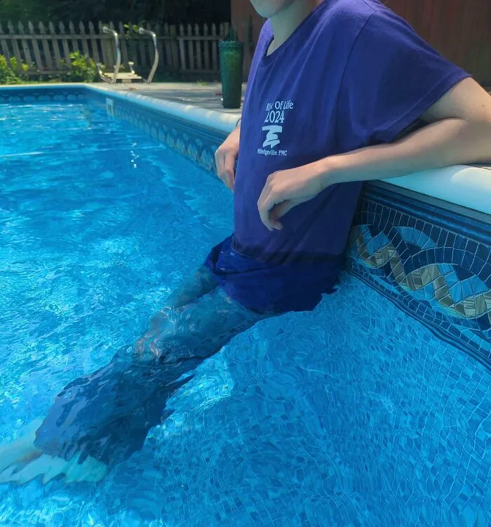 Mi hermano fue demasiado perezoso para ponerse un bañador. Lleva vaqueros