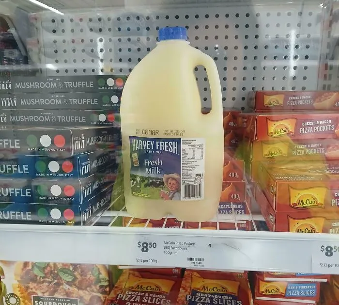 Botella de leche arruinada por dejarla en el congelador del supermercado en vez de en su sitio