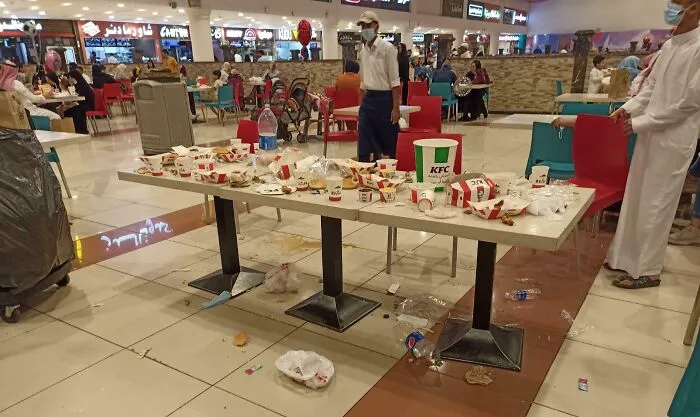 La gran familia que estaba detrás de nosotros en el patio de comidas,cuando se fueron