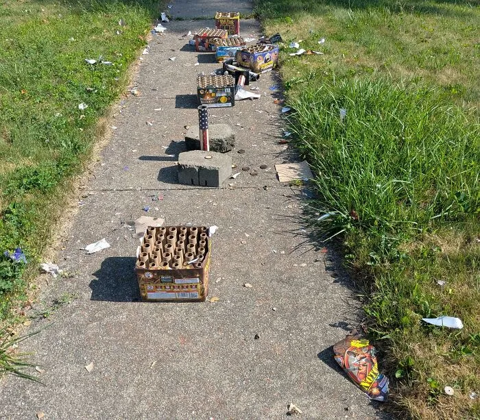 Esta mañana, en la acera frente a la casa del vecino. Esto fue después de que recogí varios trozos de cartón quemados y desechados de la entrada de mi casa.