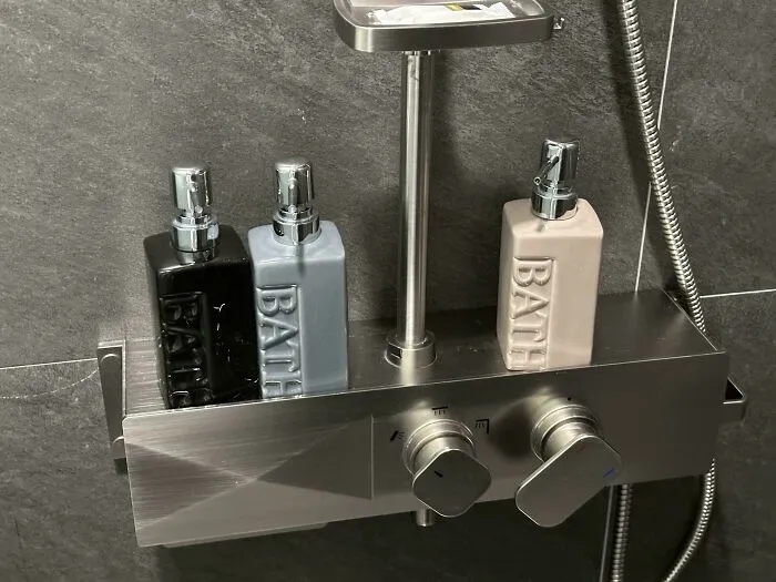 Este hotel utiliza las mismas botellas sin etiquetas para el champú, el acondicionador y el gel de ducha.