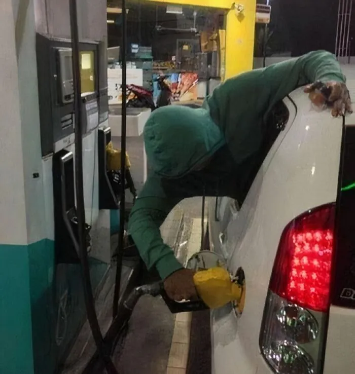 La dificultad es real cuando necesitas echar gasolina pero te da pereza bajarte y repostar.
