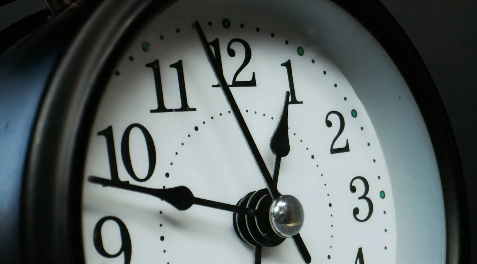 Close-up of a clock face showing time with clear minute and hour hands for general knowledge about minutes in one hour
