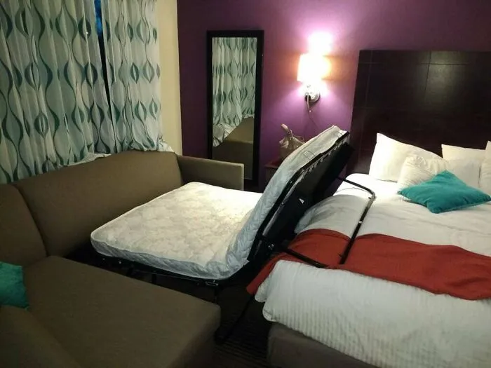 Esta distribución de la habitación del hotel no tiene en cuenta la cama plegable.