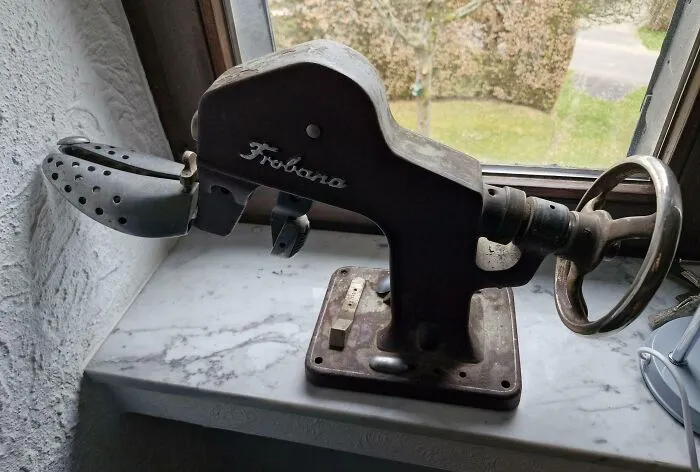 Máquina antigua Frohano en un alféizar. Una de las herramientas geniales e inusuales para simplificar tu vida.