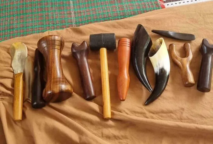 Varias herramientas inusuales de madera y cuerno sobre tela, **herramientas geniales para simplificar tu vida**.