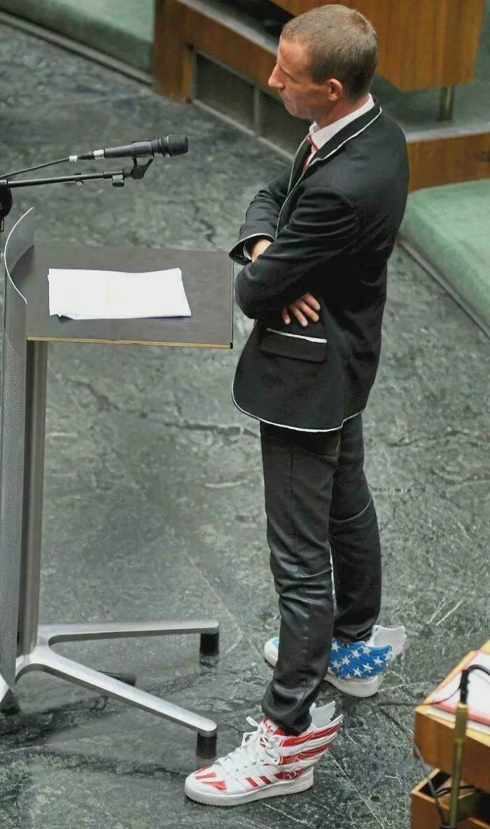 Los zapatos de este político austriaco de extrema derecha
