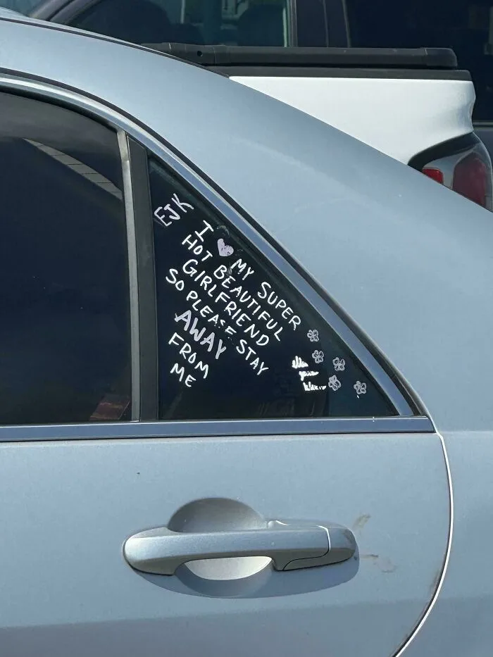 El mensaje en el coche de este tipo