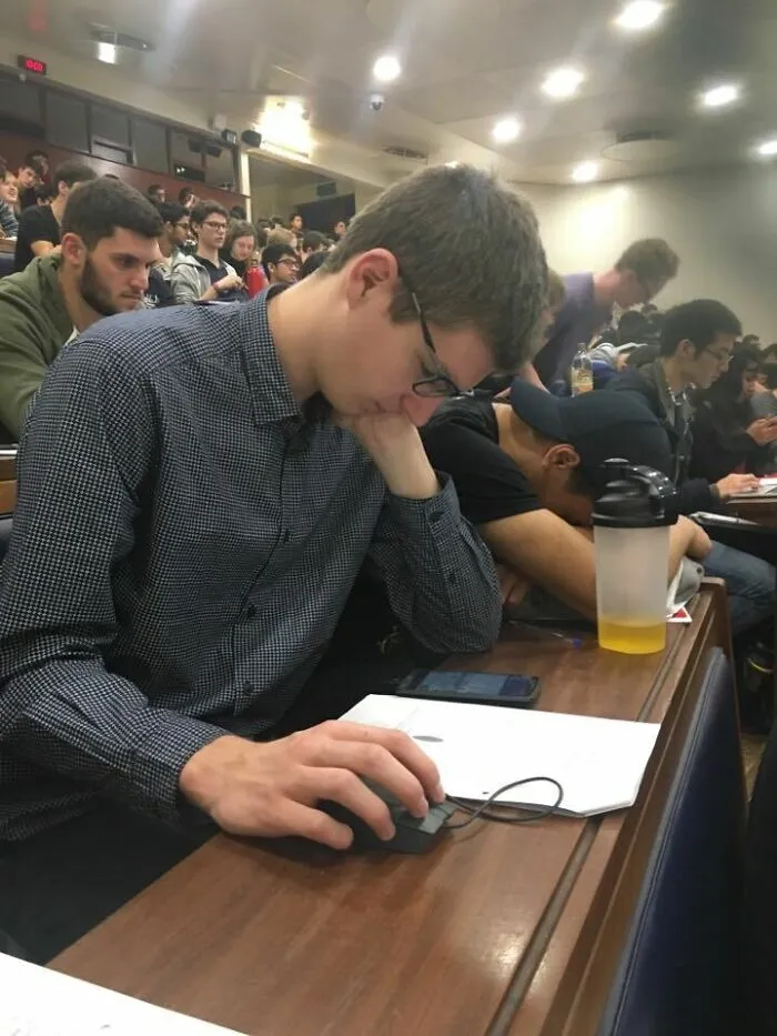 My Friend's Phone's Touchscreen Stopped Working So He's Using A Mouse