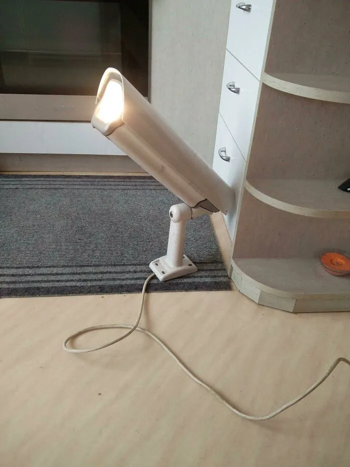 Hace unos 15 años me emborraché y me llevé una cámara de seguridad. Al día siguiente la vacié por dentro y le puse una bombilla. Desde entonces había estado guardada, hasta hoy.
