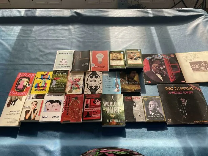 Apoya la venta de libros de tu biblioteca local. ¡Hoy conseguí todo esto por $61 y ayudas a una de las mejores causas de tu comunidad! ¡Mira todos esos libros! Además, unos vinilos de jazz geniales.