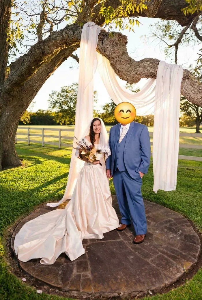 Cuando me casé, compré mi vestido de novia en una tienda de segunda mano. Pagué solo 40 dólares por un vestido de seda auténtica. Me quedaba perfecto nada más sacarlo de la percha. Esta compra de segunda mano nos ahorró probablemente 2000 dólares del coste de nuestra boda.