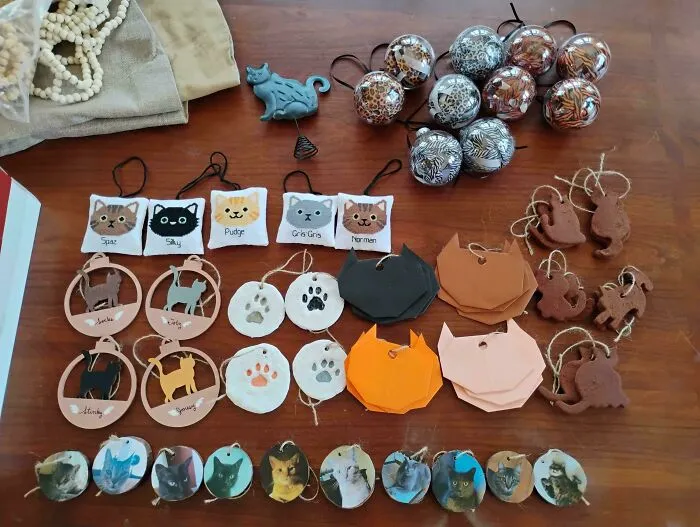 Cada año hago la mayoría de mis adornos navideños con materiales de manualidades que tengo por casa. ¡El tema de este año son los gatos!