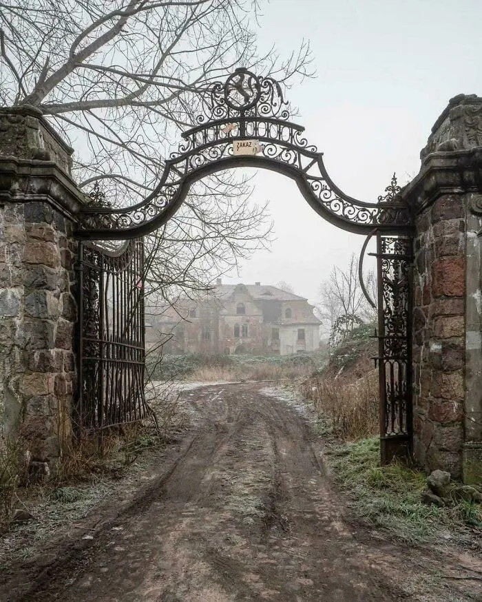 Puerta de una mansión abandonada en algún lugar de Polonia.