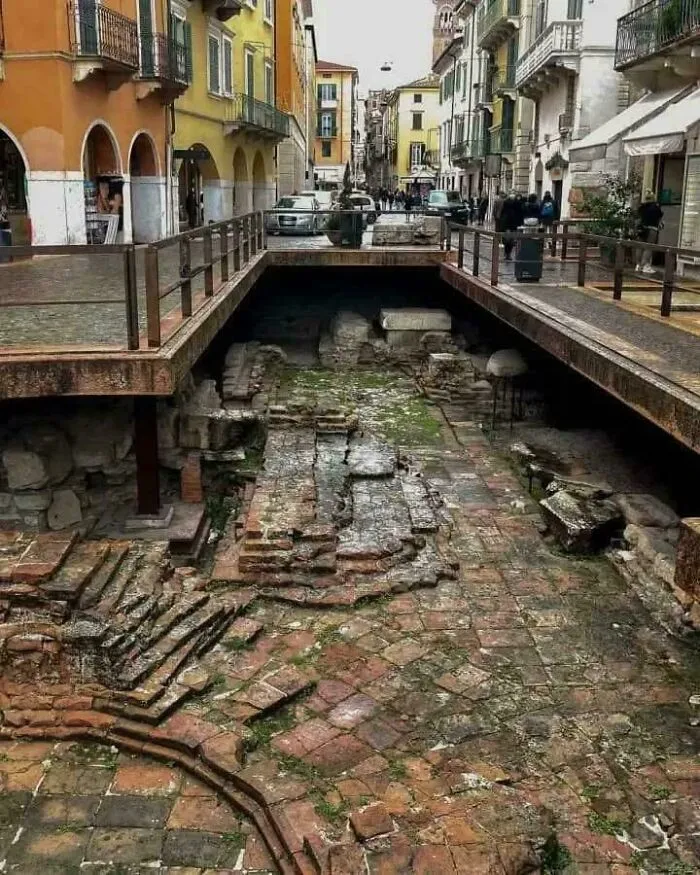 Restos de la antigua ciudad romana bajo el nivel de la calle en Verona, Italia.