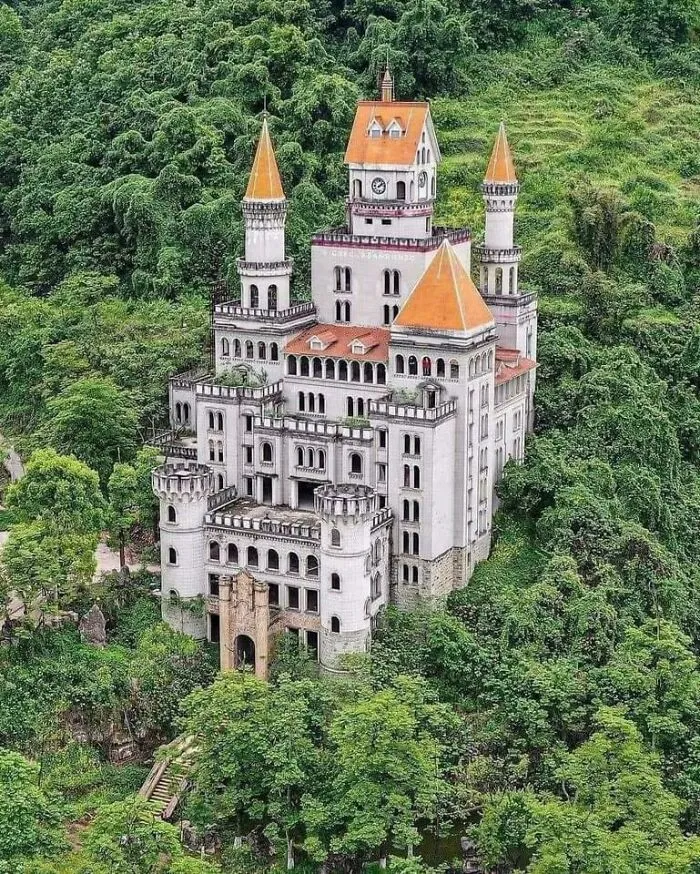 Castillo de Baxiayi abandonado, construido entre 1368 y 1644.