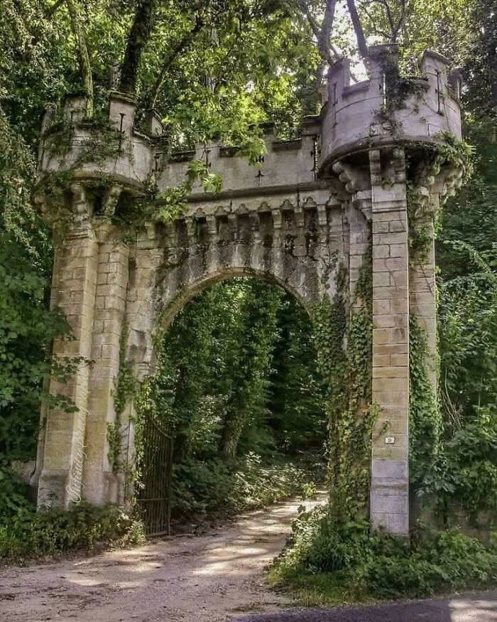 Entrada de un castillo abandonado en Francia