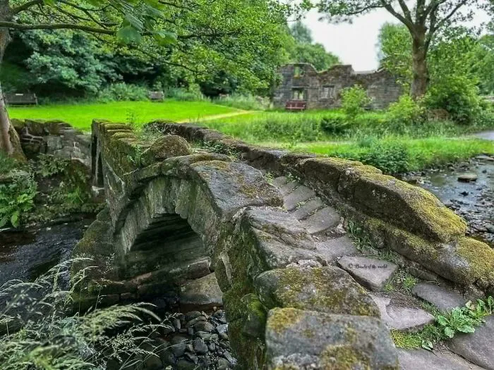 Puente de carga de 800 años de antigüedad en Wycoller, Lancashire, Inglaterra.
