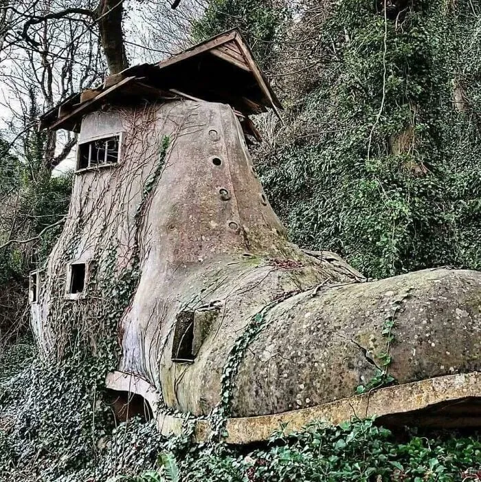 Casa abandonada con forma de zapato en los bosques de Inglaterra - Isla de Wight - Construida en la década de 1950