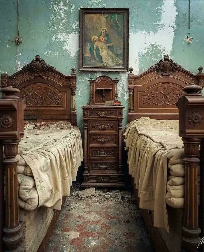 2 camas en una mansión abandonada