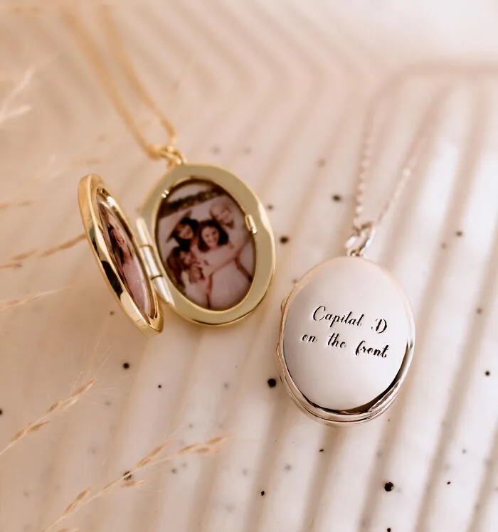La tienda tiene esta como la primera imagen para publicitar su collar en Etsy.