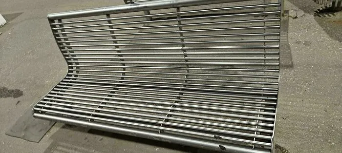 Los bancos de mi parque local son de acero inoxidable. Están muy fríos para sentarse en invierno y demasiado calientes para sentarse en verano.