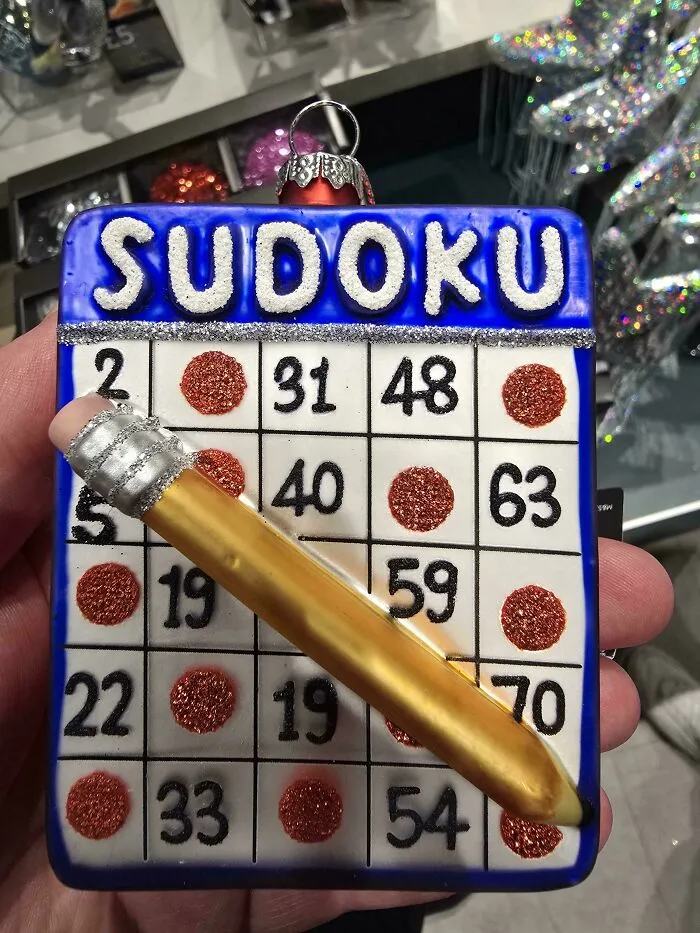 Este adorno navideño de "Sudoku" es claramente una tarjeta de bingo.