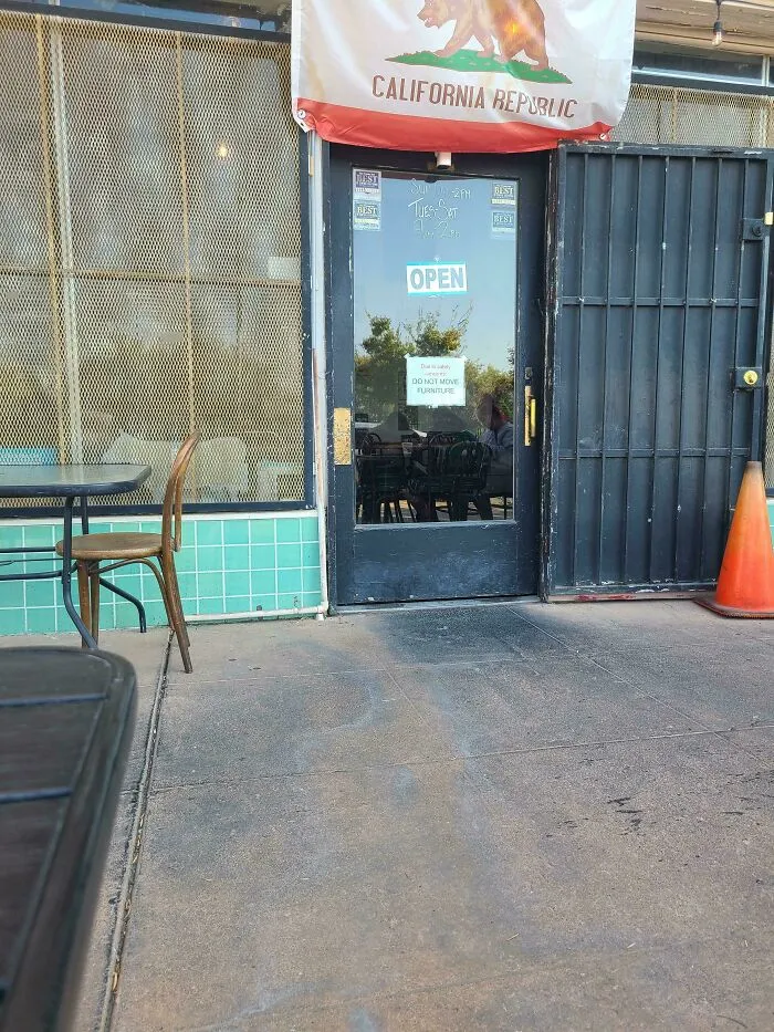 Vi a una docena de personas intentar empujar esta puerta para abrirla hoy durante el brunch.