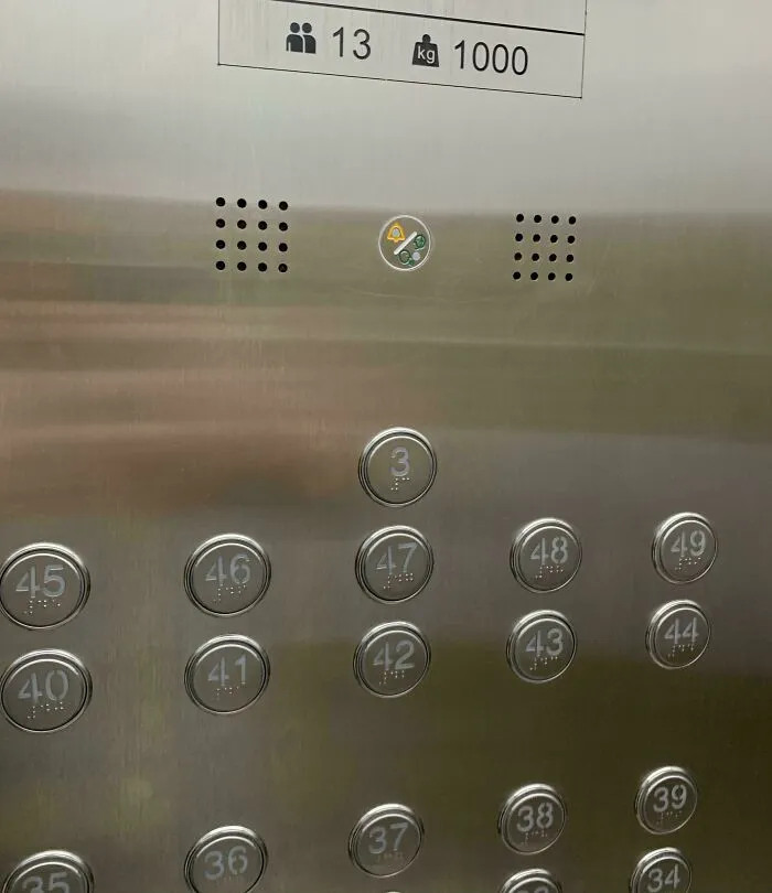 El botón para el tercer piso se encuentra en la parte superior del panel del ascensor.