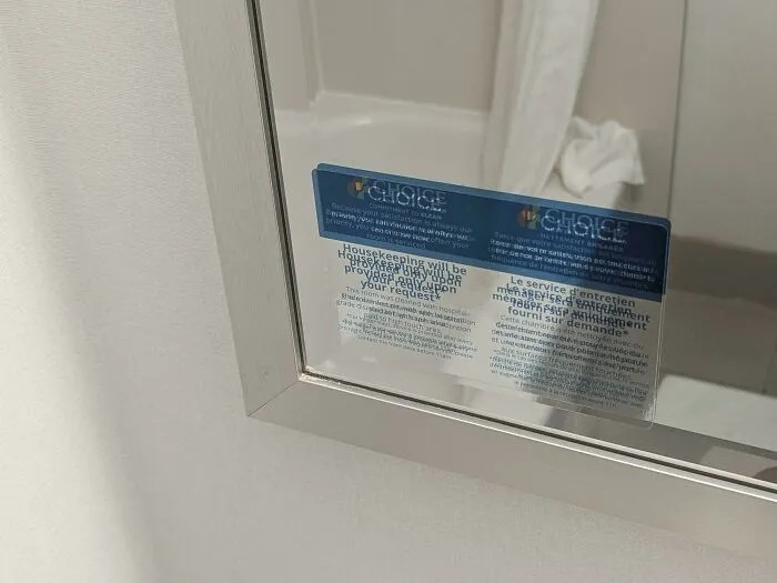 Pegatina transparente con escritura en el espejo
