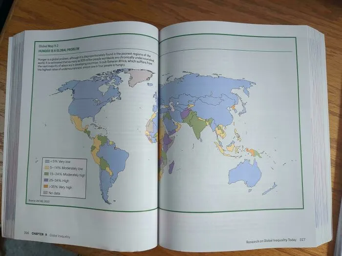 Pliegue de página en África en el mapa mundial del hambre en mi libro de texto