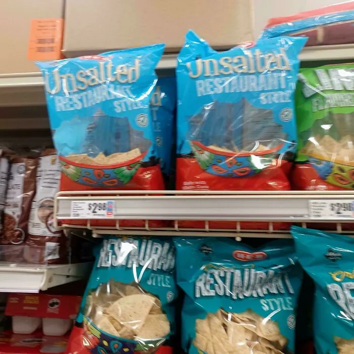 Sé que se vende por peso y el contenido puede asentarse... ¿Pero tal vez no sea la mejor idea colocar la ventana transparente en el medio del paquete?