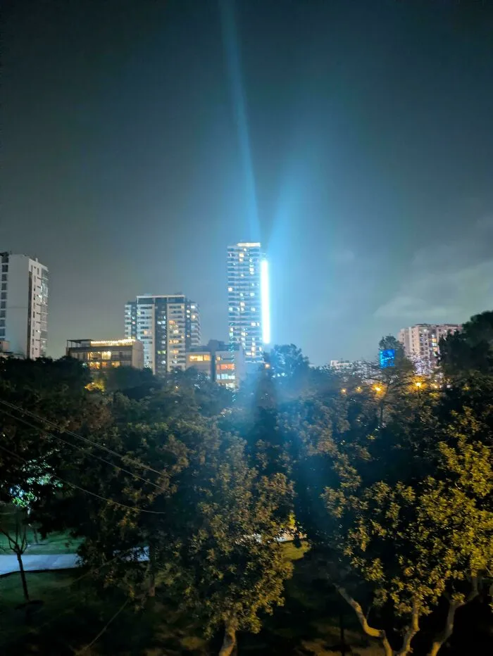 Las luces de la cartelera de este edificio apuntan directamente a mi dormitorio