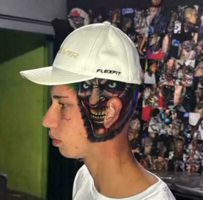 Sí, he oído que tatuarse las orejas duele, así que podemos saltárnoslas.