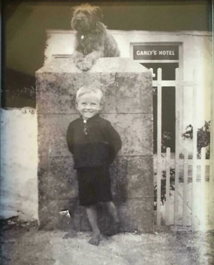 Mi abuelo, su perro y una pequeña polilla (Irlanda, alrededor de finales de la década de 1920)