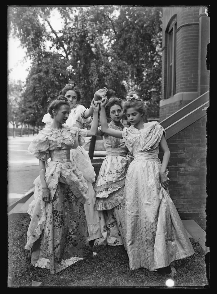 Cuatro chicas con vestidos elegantes, alrededor de 1890, probablemente en el sur de Maryland, fotografía de Ervin S. Hubbard.
