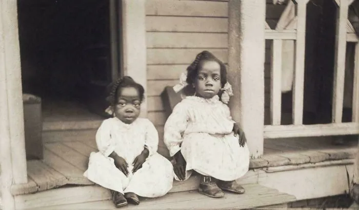 Dos hermanas sentadas en el porche de su casa, 1914, Massachusetts. Una toma muy clara y nítida.