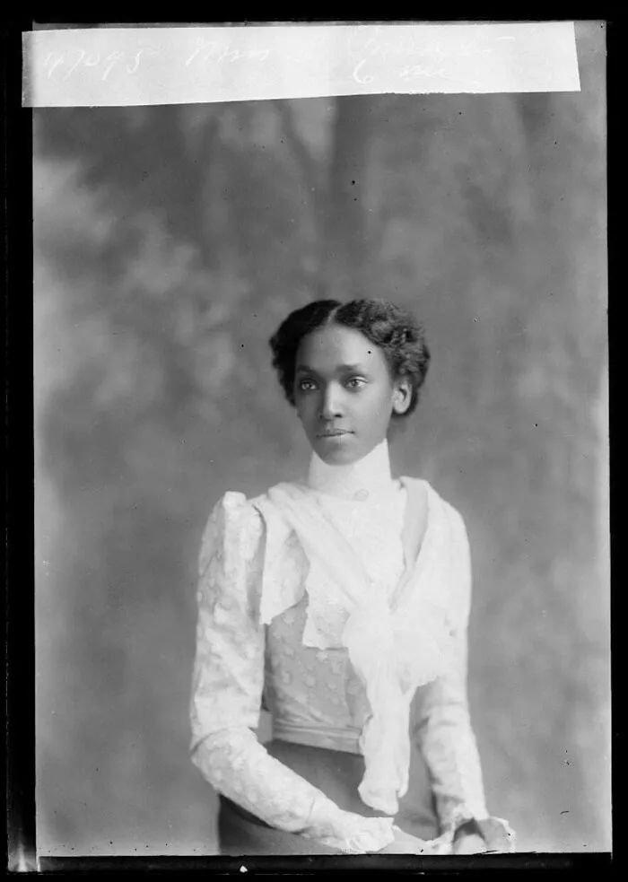 Una dama de apellido Poindexter posa para su fotografía individual, alrededor de la década de 1890.