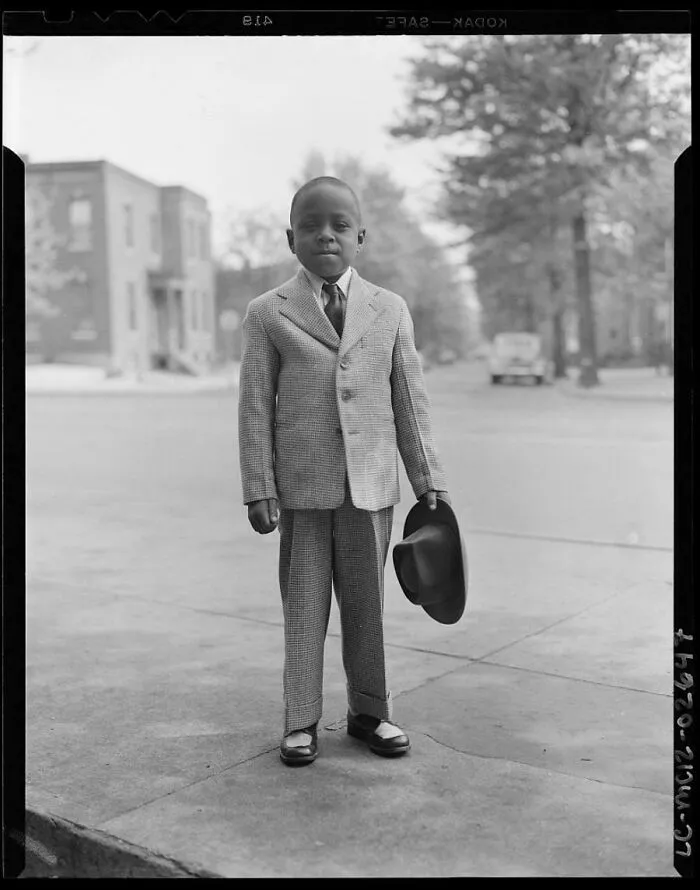Niño pequeño posando orgulloso con su traje de dos piezas y su pequeño sombrero fedora a juego, 407 Florida Ave. N.W., Washington, D.C., 25 de abril de 1948. Fotografía Kodak.