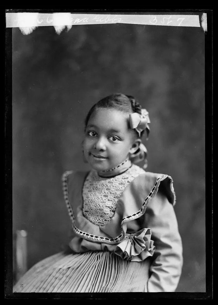 Niña (Grace Gibbs) posando para sus fotos en solitario, sprox. 1890, negativos de vidrio, muy nítidos.